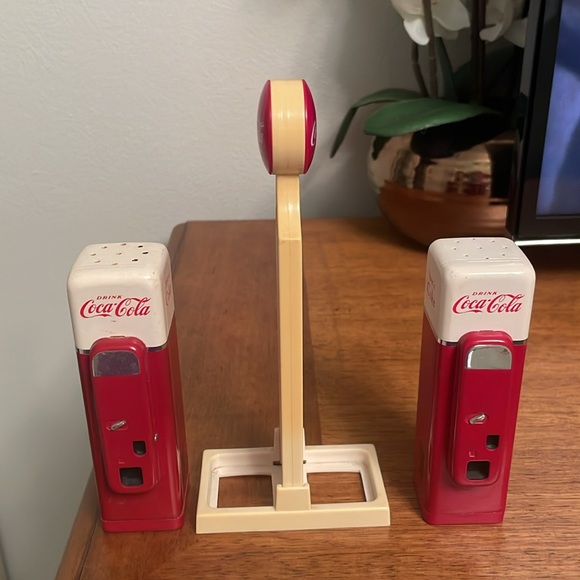 Vintage Collectibles 1993 Coca Cola Salt & Pepper Shaker Set Gas Pump w/Holder - Picture 7 of 13